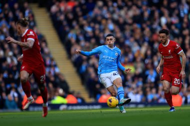 Manchester City 'den Phil Foden Premier League maçında pas veriyor Manchester City Liverpool' a karşı Etihad Stadyumu, Manchester, İngiltere, 25 Kasım 2023