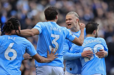 Manchester City 'den Erling Haaland 25 Kasım 2023 tarihinde Etihad Stadyumu' nda oynanan Premier League maçında 1-0 'lık skoru kutluyor.