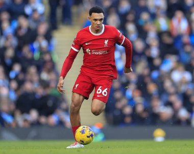Liverpool 'dan Trent Alexander-Arnold # 66 Premier League maçında topla koşuyor Manchester City - Liverpool Etihad Stadyumu, Manchester, Birleşik Krallık, 25 Kasım 2023