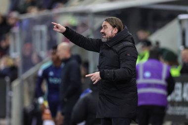 Leeds United takımının teknik direktörü Daniel Farke, 24 Kasım 2023 'te New York Stadyumu' nda oynanan Sky Bet Şampiyonası maçında takımına talimat verdi.