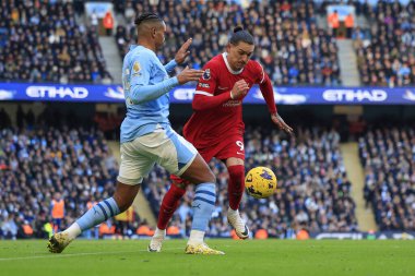 Liverpool 'dan Darwin Nunez # 9 Premier League maçında Manchester City - Liverpool maçında Manchester City, Manchester, İngiltere' de 25 Kasım 2023 tarihinde Manuel Akanji # 25 'yi geçiyor.