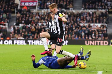 Newcastle United takımından Anthony Gordon 25 Kasım 2023 'te St. James' s Park, Newcastle, İngiltere 'de oynanan Premier League maçı Newcastle United - Chelsea maçında Reece James # 24' ün slayt yarışını engelledi.