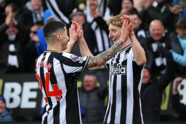 Newcastle United takımından Anthony Gordon 25 Kasım 2023 'te St. James' s Park, Newcastle 'da oynanan Premier League maçı sırasında 4-1' lik galibiyetini kutluyor.