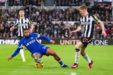 Chelsea 'den Reece James # 24 Premier Lig maçı sırasında top üzerinde Newcastle United Chelsea' ye karşı St. James 's Park, Newcastle, İngiltere, 25 Kasım 2023