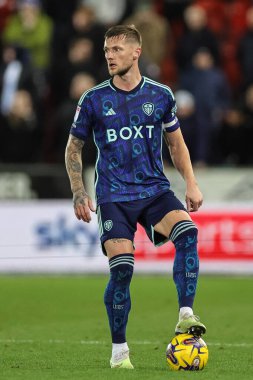 Leeds United takımından Liam Cooper 24 Kasım 2023 'te New York Stadyumu' nda oynanan Rotherham United - Leeds United maçında topu aldı.