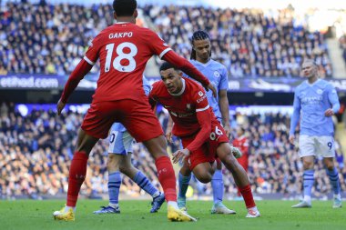 Liverpool 'dan Trent Alexander-Arnold 25 Kasım 2023' te Etihad Stadyumu 'nda oynanan Premier League maçında eşitlik golünü 1-1 atmak için dönüyor.
