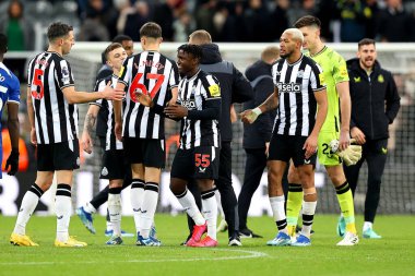 Newcastle United oyuncuları, 25 Kasım 2023 'te St. James' s Park, Newcastle, İngiltere 'de oynanan Premier League karşılaşmasında tam zamanlı olarak Newcastle United ve Chelsea maçını kutluyorlar.