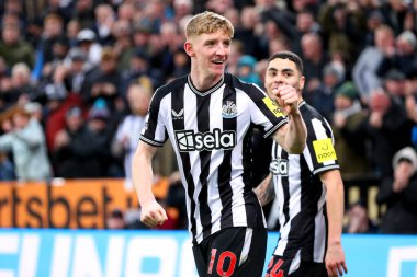 Newcastle United takımından Anthony Gordon 25 Kasım 2023 'te St. James' s Park, Newcastle, İngiltere 'de oynanan Premier League karşılaşmasında golünü kutluyor.