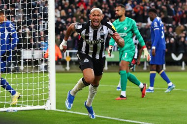 Newcastle United 'dan Joelinton # 7 Premier Lig maçı Newcastle United' ın Chelsea 'ye karşı St. James' s Park, Newcastle, İngiltere 'de 25 Kasım 2023' te oynanan karşılaşmasını 3-1 kutluyor.