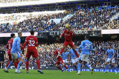 Liverpool 'dan Virgil van Dijk # 4 Premier League maçı sırasında Manchester City - Liverpool maçı sırasında Manchester, Manchester Stadyumu, 25 Kasım 2023