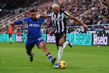 Chelsea 'den Reece James # 24 Premier League maçı Newcastle United ile Chelsea maçında 25 Kasım 2023' te St. James 's Park, Newcastle, İngiltere' de Joelinton # 7 'ye meydan okudu.
