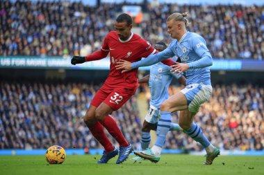 Liverpool 'dan Joel Matip # 32 ve Manchester City' den Erling Haaland # 9 Premier Lig karşılaşmasında Manchester City - Liverpool Etihad Stadyumu, Manchester, İngiltere, 25 Kasım 2023