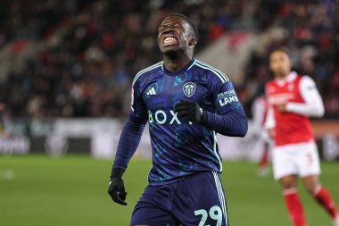 Leeds United 'ın 29 numaralı oyuncusu Wilfried Gnonto, 24 Kasım 2023' te New York Stadyumu 'nda oynanan Sky Bet Şampiyonası maçında kaçırdığı gol sonucu tepki gösterdi.