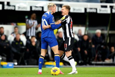 Newcastle United 'dan Matt Ritchie # 11 Premier League karşılaşmasında Chelsea' den Mykhailo Mudryk # 10 'dan bir tepki aldı. Newcastle United Chelsea' ye karşı St. James 's Park, Newcastle, İngiltere, 25 Kasım 2023