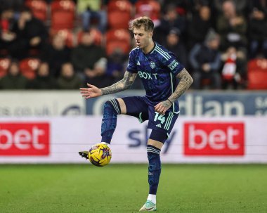 Leeds United 'dan Joe Rodon 24 Kasım 2023' te New York Stadyumu 'nda oynanan Sky Bet Şampiyonası maçında topu kontrol ediyor.