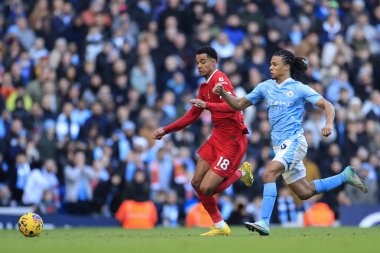 Liverpool 'dan Cody Gakpo # 18 ve Manchester City' den Nathan Ake # 6 Premier League maçında Manchester City - Liverpool Etihad Stadyumu, Manchester, İngiltere, 25 Kasım 2023