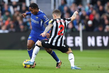 Newcastle United 'dan Kieran Trippier # 2 Premier League maçı sırasında Chelsea' den Raheem Sterling # 7 'ye karşı St.James' s Park, Newcastle, Birleşik Krallık, 25 Kasım 2023 'te oynanan karşılaşmada