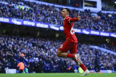 Liverpool 'dan Trent Alexander-Arnold 25 Kasım 2023' te Etihad Stadyumu 'nda oynanan Premier League maçında 1-1' lik skoru kutluyor.