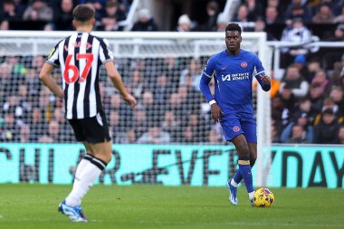 Chelsea 'den Benot Badiashile # 5 Premier League maçında, Newcastle United Chelsea' ye karşı St. James 's Park, Newcastle, İngiltere, 25 Kasım 2023