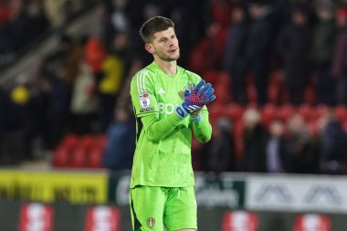 Leeds United takımından Illan Meslier 24 Kasım 2023 'te New York Stadyumu' nda oynanan Sky Bet Şampiyonası maçında gezgin taraftarları alkışlıyor.