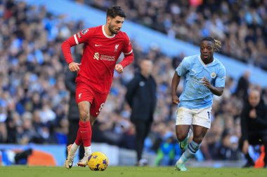Liverpool 'dan Dominik Szoboszlai # 8 Manchester City - Liverpool maçı sırasında Manchester City - Etihad Stadyumu, Manchester, Birleşik Krallık' ta 25 Kasım 2023 'te Jeremy Doku # 11' i geçiyor.