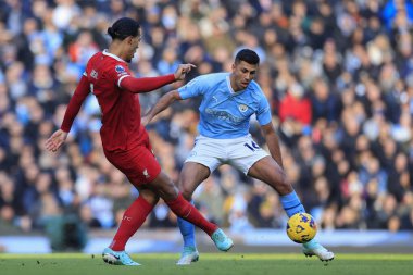 Liverpool 'dan Virgil van Dijk # 4 Premier League maçında Manchester City - Liverpool maçında Manchester City - Manchester Stadyumu, İngiltere' de 25 Kasım 2023 tarihinde Rodrigo # 16 'dan pas attı.