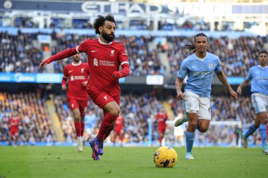 Liverpool 'dan Mohamed Salah # 11 Premier League maçında Manchester City, Etihad Stadyumu' nda Liverpool 'a karşı, 25 Kasım 2023