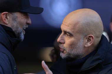 Manchester City teknik direktörü Pep Guardiola, 25 Kasım 2023 tarihinde Etihad Stadyumu 'nda Premier League karşılaşması öncesinde Liverpool teknik direktörü Jurgen Klopp' u karşıladı.