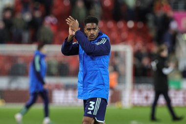 Leeds United 'dan Jnior Firpo 24 Kasım 2023' te New York Stadyumu 'nda oynanan Sky Bet Şampiyonası maçında gezgin taraftarları alkışlıyor.