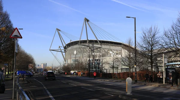 2023年11月25日在英国曼彻斯特州埃蒂哈德体育场举行的英超联赛曼城对利物浦比赛前的埃蒂哈德体育场进场 — 图库照片
