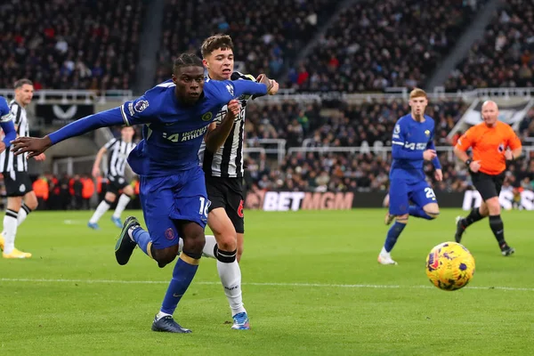 Lesley Ugochukwu # 16 Chelsea ve Ben Parkinson # 63 Newcastle United Premier Lig karşılaşmasında topu kovaladı Newcastle United Chelsea 'ye karşı St. James' s Park, Newcastle, İngiltere, 25 Kasım 2023