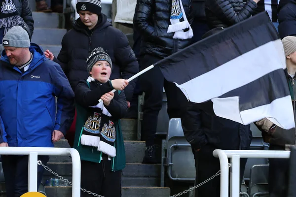 Молодой Фанат Ньюкасл Юнайтед Размахивает Флагом Время Матча Премьер Лиги — стоковое фото
