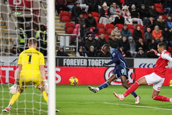 Glen Kamara Van Leeds United Schiet Side Netting Tijdens Sky — Stockfoto
