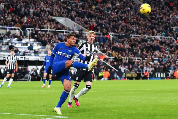 Chelsea 'den Thiago Silva Premier Lig maçı Newcastle United' ın Chelsea 'ye karşı St. James' s Park, Newcastle, İngiltere 'de oynadığı 25 Kasım 2023' de Anthony Gordon 'dan topu alıyor.