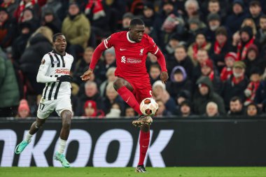 Liverpool 'dan İbrahima Konat, UEFA Avrupa Ligi E Grubu Liverpool-LASK maçında 30 Kasım 2023' te Liverpool, Liverpool 'da pas attı.