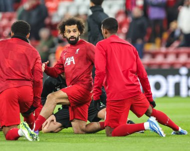 Liverpool 'dan Mohamed Salah # 11 UEFA Avrupa Ligi E Grubu karşılaşması öncesinde takım arkadaşlarıyla Anfield, Liverpool, İngiltere' de 30 Kasım 2023 'te oynanan karşılaşma öncesinde