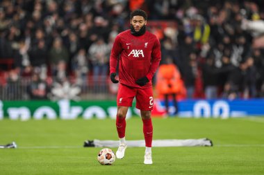 Liverpool 'dan Joe Gomez # 2 UEFA Avrupa Ligi E Grubu karşılaşması öncesinde Anfield, Liverpool, İngiltere' de 30 Kasım 2023 tarihinde LASK 'a karşı oynanan maç öncesi ısınma maçında