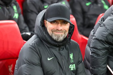 Liverpool 'un Jrgen Klopp Müdürü, 30 Kasım 2023' te Anfield, Liverpool, İngiltere 'de oynanan UEFA Avrupa Ligi E Grubu karşılaşmasında yedek kulübesindeki yerini alırken gülümsüyor.