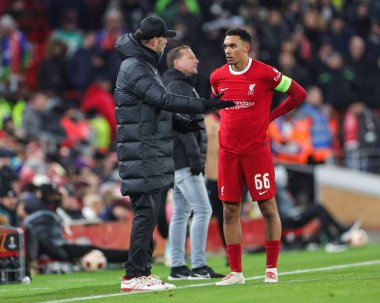 Liverpool 'dan Jrgen Klopp Liverpool Müdürü, UEFA Avrupa Ligi E Grubu Liverpool-LASK maçı sırasında İngiltere' nin Liverpool kentinde 30 Kasım 2023 tarihinde Trent Alexander-Arnold ile konuştu.