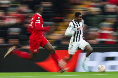 LASK 'dan George Bello, UEFA Avrupa Ligi E Grubu Liverpool-LASK maçında 30 Kasım 2023' te Anfield, Liverpool, İngiltere 'de topa vuruyor.
