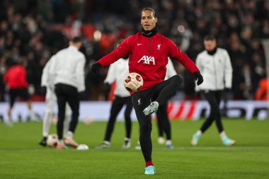 Liverpool 'dan Virgil van Dijk # 4 UEFA Avrupa Ligi E Grubu karşılaşması öncesinde Anfield, Liverpool, İngiltere' de 30 Kasım 2023 'te oynanan maç öncesi ısınma maçında