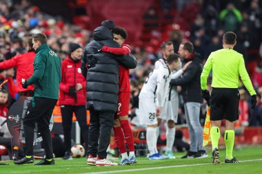 Liverpool 'un Jrgen Klopp teknik direktörü Liverpool' un 7 numaralı oyuncusu Luis Daz 'ı kucaklıyor. 30 Kasım 2023' te Liverpool-LASK maçında UEFA Avrupa Ligi E Grubu maçında sahadan ayrılıyor.