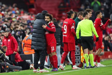 Liverpool 'un Jrgen Klopp Müdürü, UEFA Avrupa Ligi E Grubu Liverpool-LASK maçında 30 Kasım 2023' te Anfield, Liverpool, İngiltere 'de Mohamed Salah # 11' i sahadan çıkarken kucaklıyor.