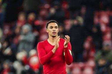 Liverpool 'dan Trent Alexander-Arnold, 30 Kasım 2023 tarihinde İngiltere' nin Liverpool kentinde oynanan UEFA Avrupa Ligi E Grubu maçının sonunda taraftarları alkışlıyor.