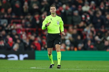Hakem Urs Schnyder UEFA Avrupa Ligi E Grubu maçında Liverpool, Liverpool, Liverpool, İngiltere 'de 30 Kasım 2023 tarihinde LASK' a karşı.