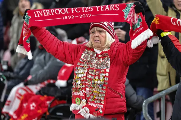 Les Fans Liverpool Brandissent Leurs Foulards Chantant Youll Never Walk — Photo