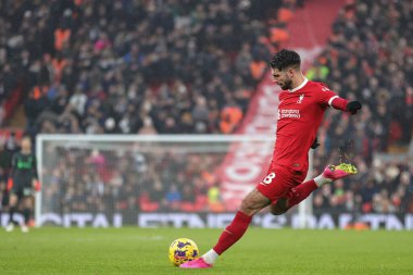 Liverpool 'dan Dominik Szoboszlai # 8' in Premier Lig maçında Liverpool Fulham 'a karşı Anfield, Liverpool, İngiltere' de 3 Aralık 2023 'te bir gol atma şansı var.