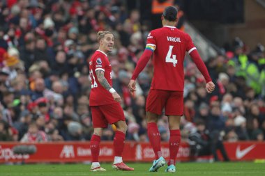 Liverpool 'dan Kostas Tsimikas # 21, Liverpool' dan Virgil van Dijk # 4 'e Premier Lig maçında Liverpool Fulham' a karşı Anfield, Liverpool, Birleşik Krallık 'ta 3 Aralık 2023' te oynanan maçta talimat verdi.