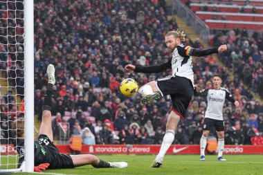 Fulham 'dan Tim Ream # 13, Premier League maçında 2-3' lük skorla gol attı ama Liverpool Fulham 'a karşı Anfield, Liverpool, İngiltere' de 3 Aralık 2023 'te oynanan maçta ofsaytta hükmedildi.