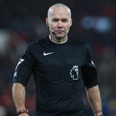 Hakem Paul Tierney Premier Lig maçında Rainbow Laces bilekliği takıyor Nottingham Forest Everton 'a karşı City Ground, Nottingham, İngiltere, 2 Aralık 2023